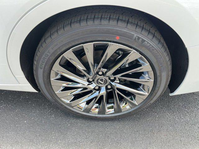 Photo of 2025 Eminent White Pearl Lexus ES 300h