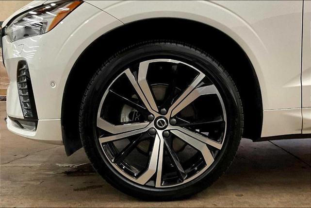Photo of 2024 Crystal White Metallic Volvo XC60
