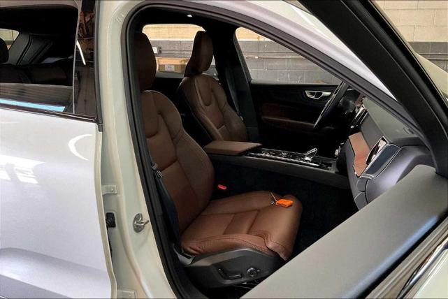 Photo of 2024 Crystal White Metallic Volvo XC60