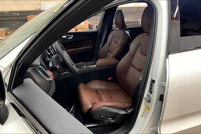 Photo of 2024 Crystal White Metallic Volvo XC60