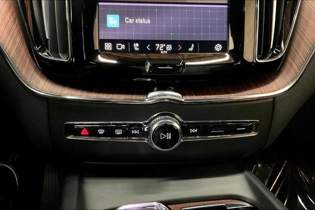 Photo of 2024 Crystal White Metallic Volvo XC60