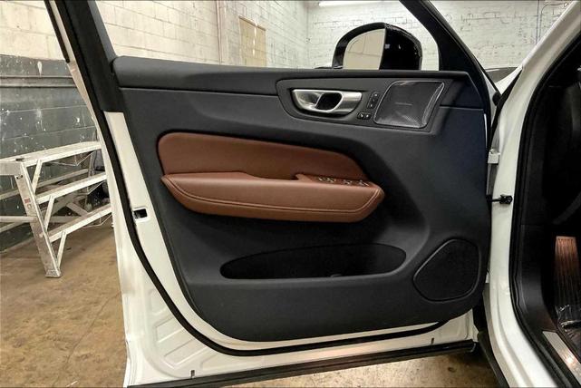 Photo of 2024 Crystal White Metallic Volvo XC60
