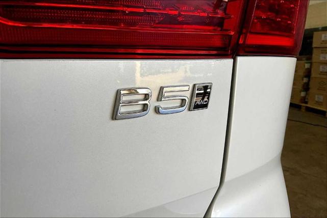 Photo of 2024 Crystal White Metallic Volvo XC60