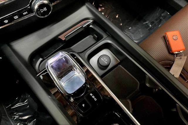 Photo of 2024 Crystal White Metallic Volvo XC60