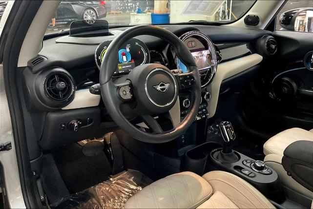 Photo of 2024 Silver MINI SE Hardtop