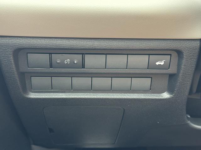 Photo of 2025 Diamond White Mitsubishi Outlander