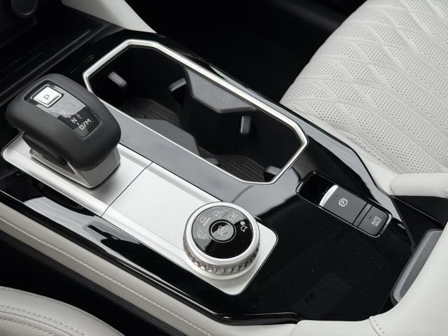 Photo of 2025 Diamond White Mitsubishi Outlander