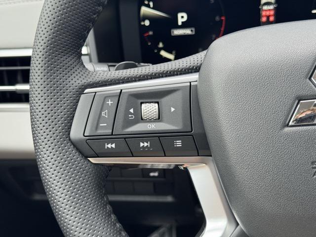Photo of 2025 Diamond White Mitsubishi Outlander