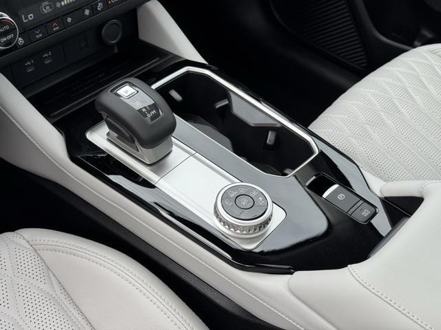 Photo of 2025 Diamond White Mitsubishi Outlander