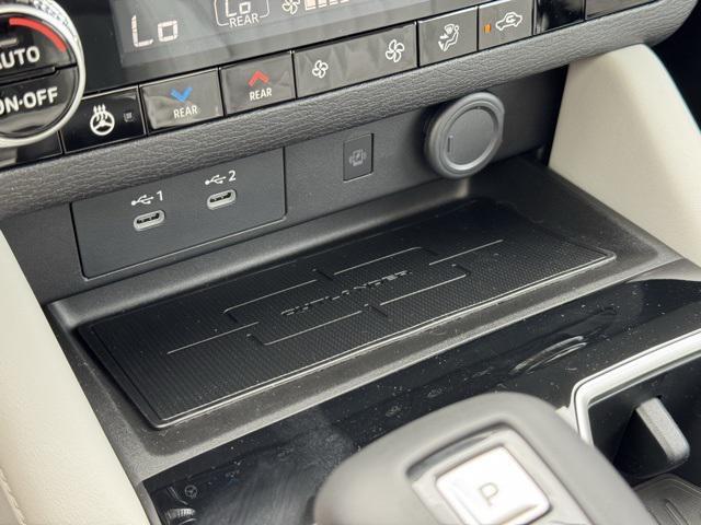Photo of 2025 Diamond White Mitsubishi Outlander