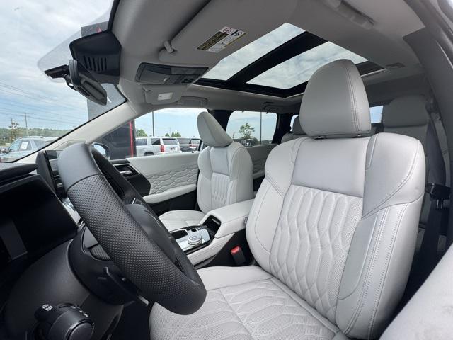 Photo of 2025 Diamond White Mitsubishi Outlander