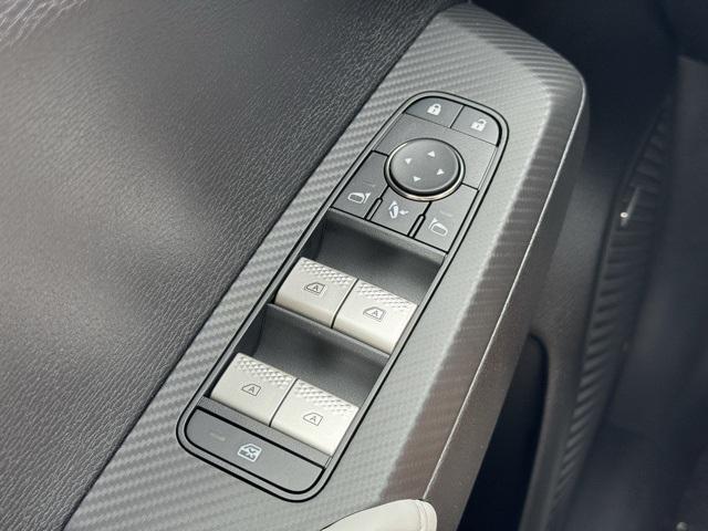Photo of 2025 Diamond White Mitsubishi Outlander