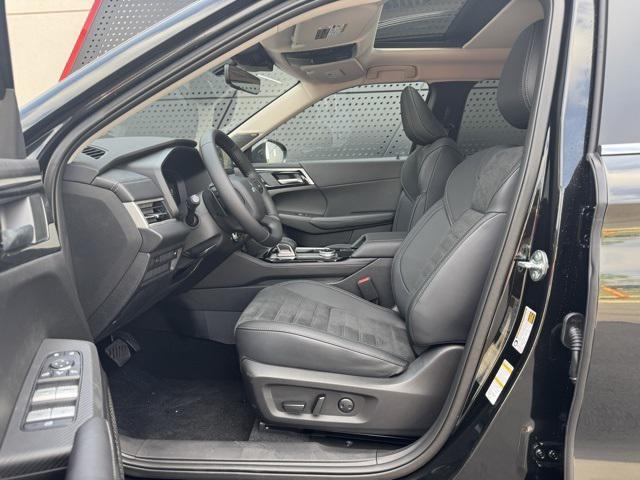 Photo of 2025 Black Diamond Mitsubishi Outlander