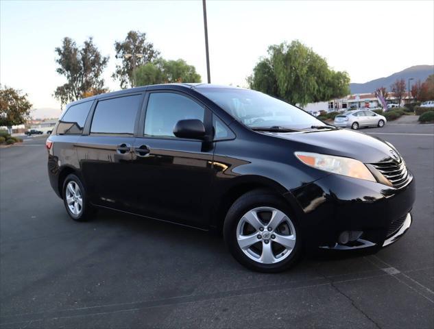 Photo of 2015 Attitude Black Toyota Sienna