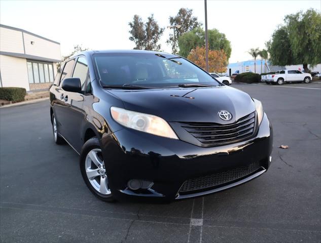 Photo of 2015 Attitude Black Toyota Sienna