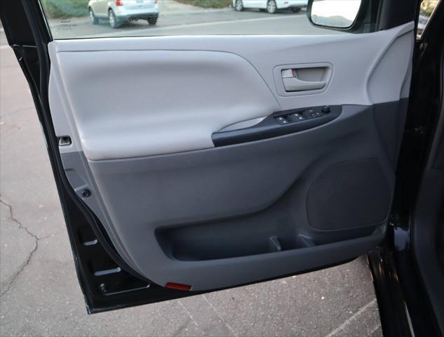 Photo of 2015 Attitude Black Toyota Sienna