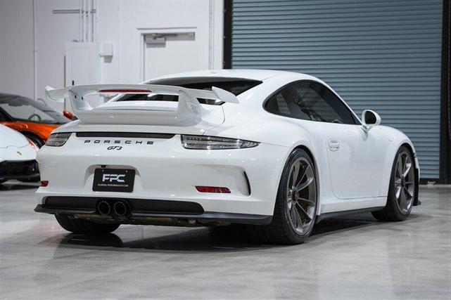 Photo of 2015 White Porsche 911