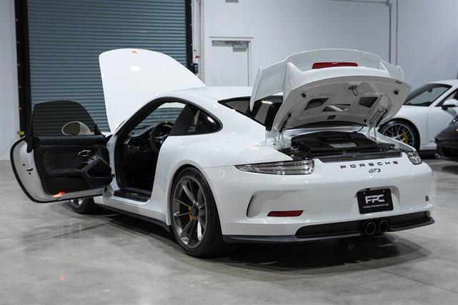 Photo of 2015 White Porsche 911