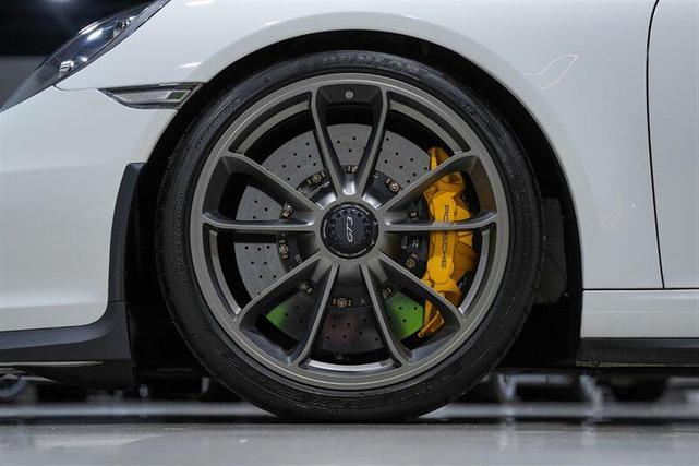 Photo of 2015 White Porsche 911