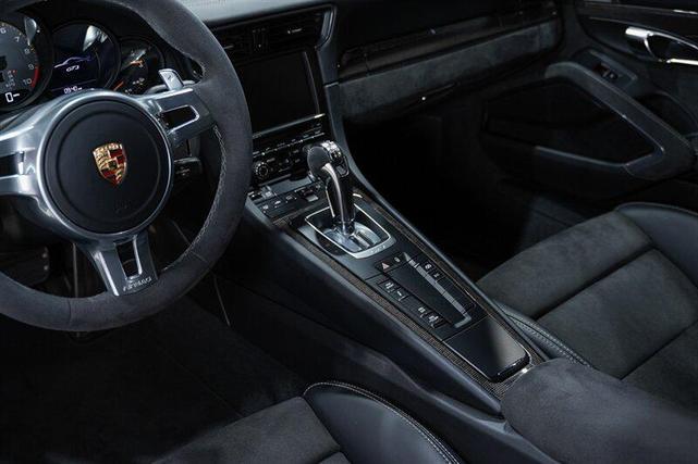 Photo of 2015 White Porsche 911