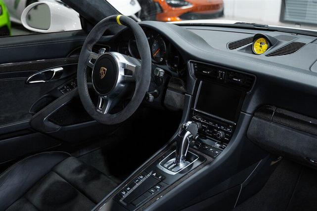 Photo of 2015 White Porsche 911