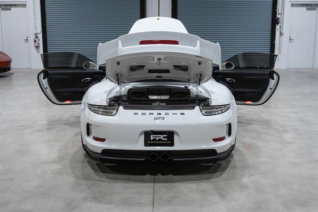 Photo of 2015 White Porsche 911