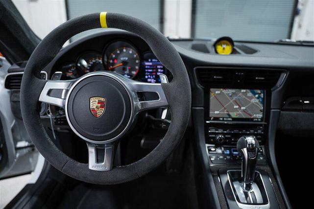 Photo of 2015 White Porsche 911