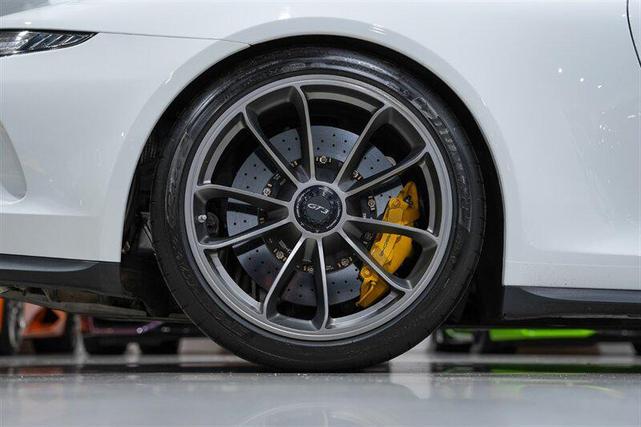 Photo of 2015 White Porsche 911