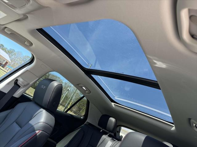Photo of 2023 Summit White Buick Envision