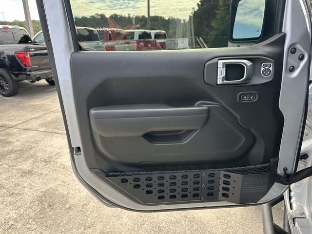 Photo of 2023 Silver Zynith Clearcoat Jeep Wrangler