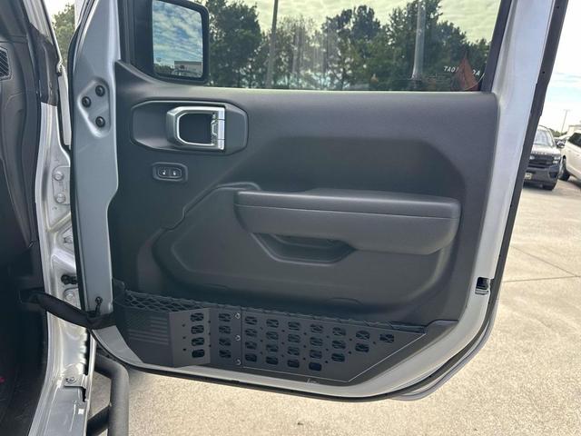 Photo of 2023 Silver Zynith Clearcoat Jeep Wrangler