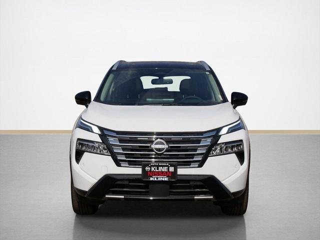 Photo of 2025 Everest White Pearl/Super Black Nissan Rogue
