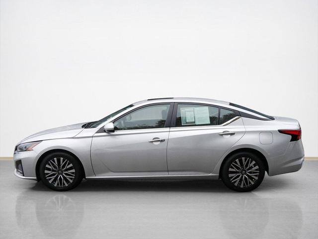 Photo of 2023 Brilliant Silver Metallic Nissan Altima