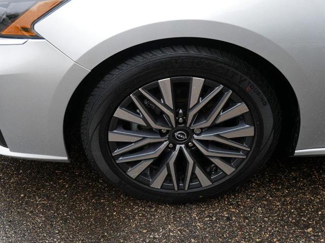 Photo of 2023 Brilliant Silver Metallic Nissan Altima