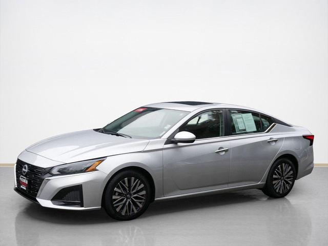 Photo of 2023 Brilliant Silver Metallic Nissan Altima