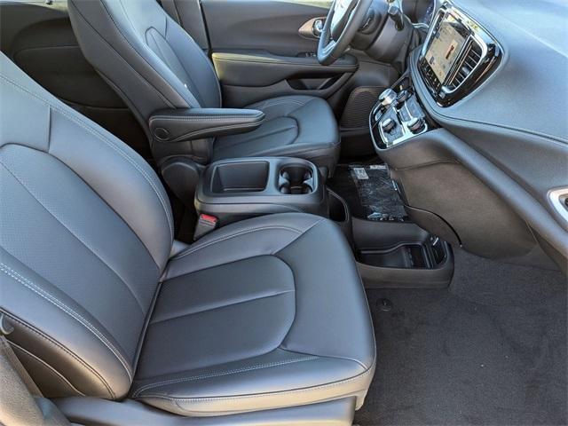 Photo of 2026 Diamond Black Chrysler Pacifica