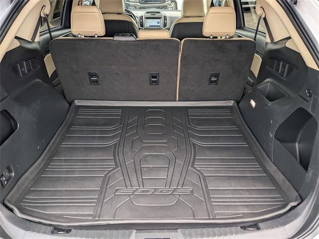 Photo of 2020 Oxford White Ford Edge