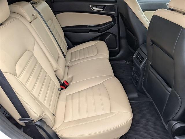 Photo of 2020 Oxford White Ford Edge