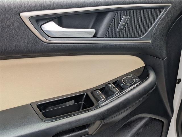 Photo of 2020 Oxford White Ford Edge
