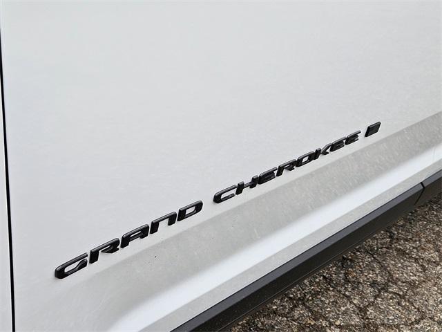 Photo of 2025 Bright White Clearcoat Jeep Grand Cherokee L