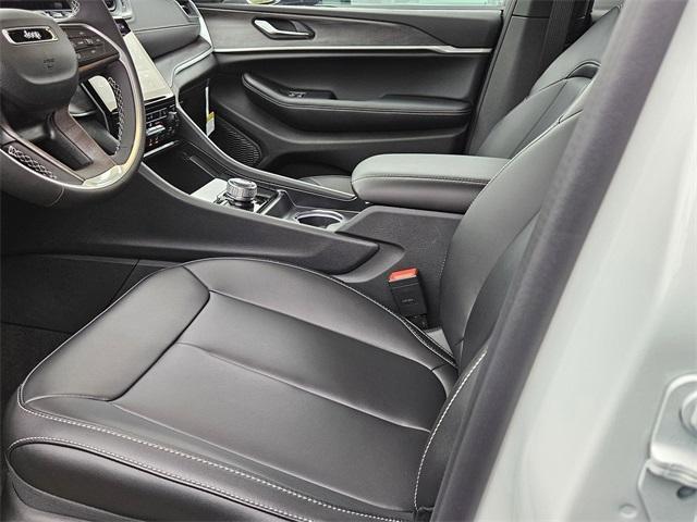Photo of 2025 Bright White Clearcoat Jeep Grand Cherokee L