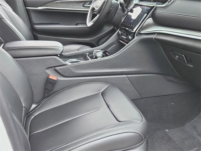 Photo of 2025 Bright White Clearcoat Jeep Grand Cherokee L