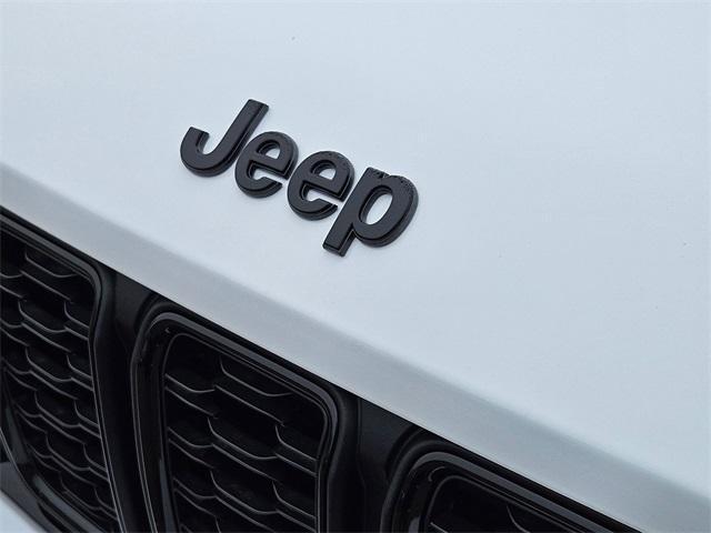 Photo of 2025 Bright White Clearcoat Jeep Grand Cherokee L