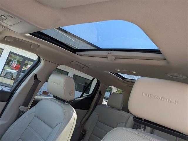 Photo of 2017 White Frost Tri-Coat GMC Acadia