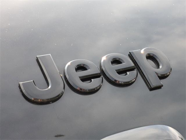 Photo of 2016 Brilliant Black Crystal Pearlcoat Jeep Cherokee
