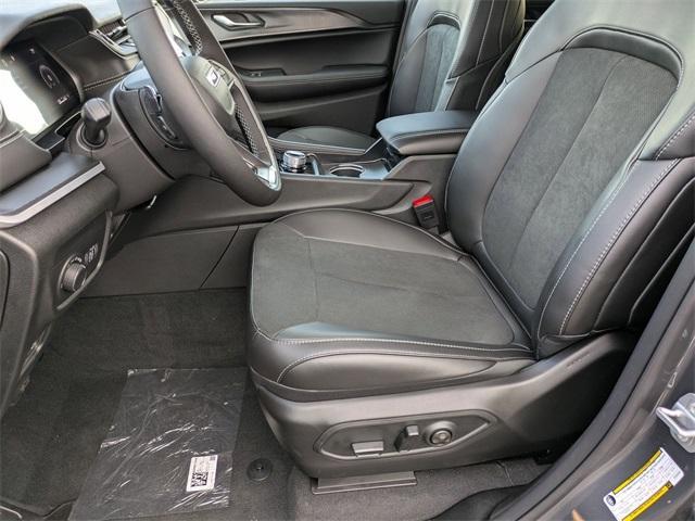 Photo of 2025 Metallic Jeep Grand Cherokee