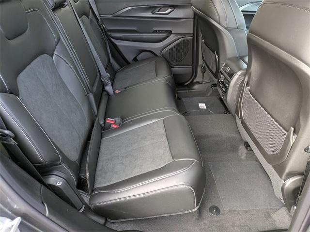 Photo of 2025 Metallic Jeep Grand Cherokee