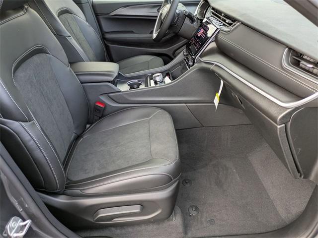 Photo of 2025 Metallic Jeep Grand Cherokee