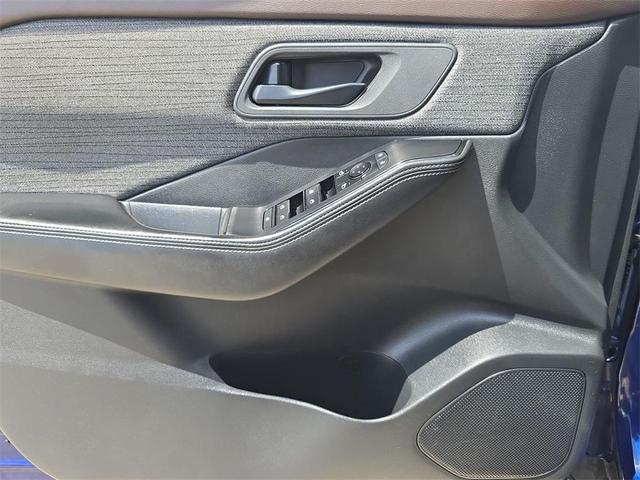 Photo of 2022 Glacier White Nissan Rogue