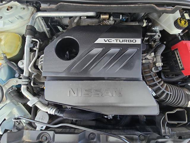 Photo of 2022 Glacier White Nissan Rogue